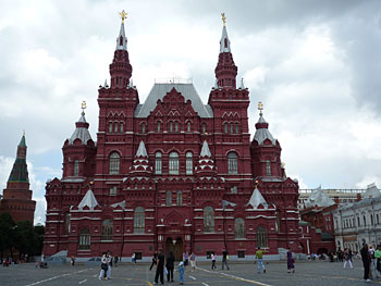 Das staatliche historische Museum am roten Platz in Moskau