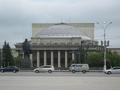 Die Oper und die Lenin Statur sind die einzigen echten Sehenswürdikeiten von Nowosibirsk.