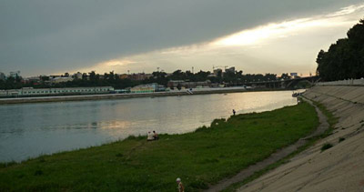 Spaziergang am Fluss durch Irkutsk.