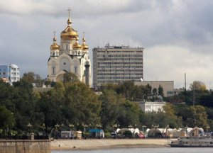 Die Kathedrale und die Fernsehanstalt von Chabarovsk